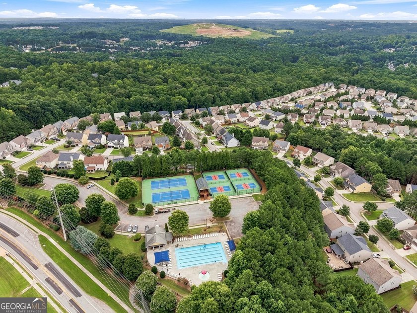 Welcome to this beautifully maintained 4-bedroom, 2.5-bath - photo 26