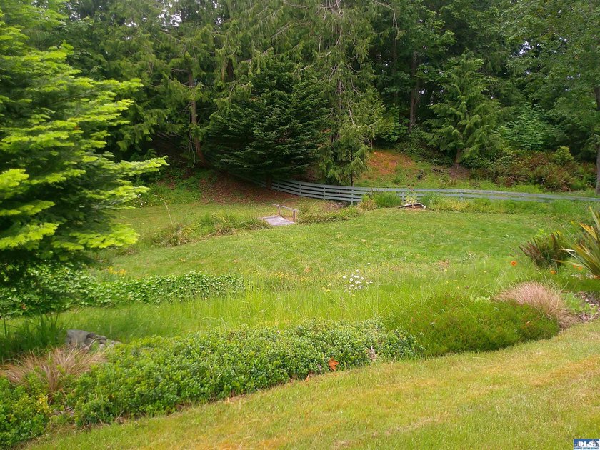 Beautifully landscaped acreage with views overlooking Discovery - photo 7