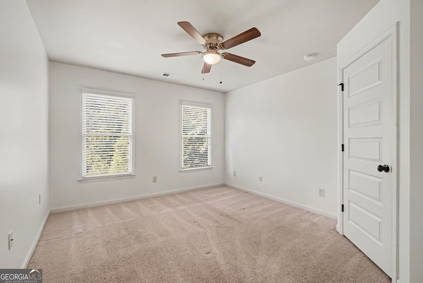 Welcome to your move-in-ready home! This well-maintained - photo 31