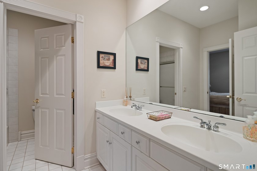 Exceptional custom-built 4 to 5 bedroom Colonial in desirable - photo 32