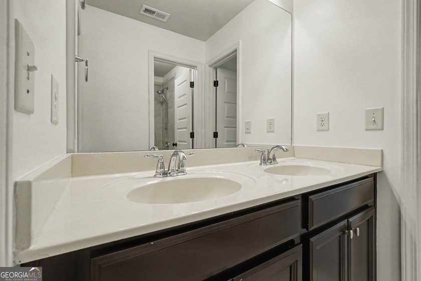 Welcome to your move-in-ready home! This well-maintained - photo 33