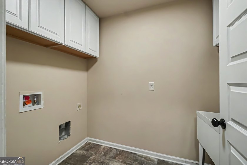 Welcome to your move-in-ready home! This well-maintained - photo 38