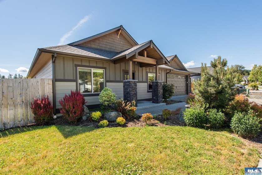 This beautifully maintained 2022 home offers effortless living - photo 2