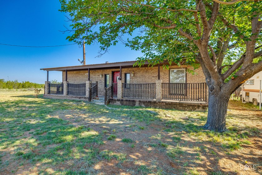 Looking for your own oasis in Robert Lee? Look no further! This - photo 3