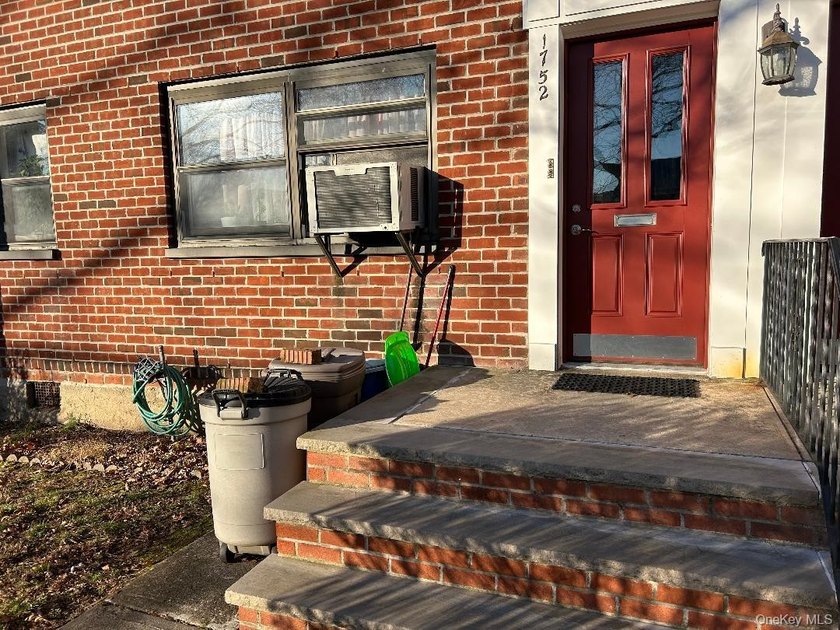 Totally Renovated Clearview One Bedroom Lower Level Unit (Size 3 - photo 23