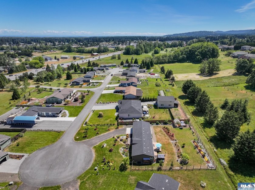 Welcome to this beautifully maintained 3-bedroom, 2-bath - photo 4