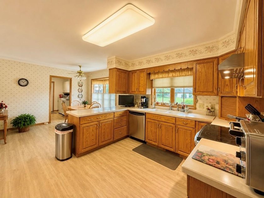 Quality-built brick ranch in desirable River Forest Estates! - photo 26