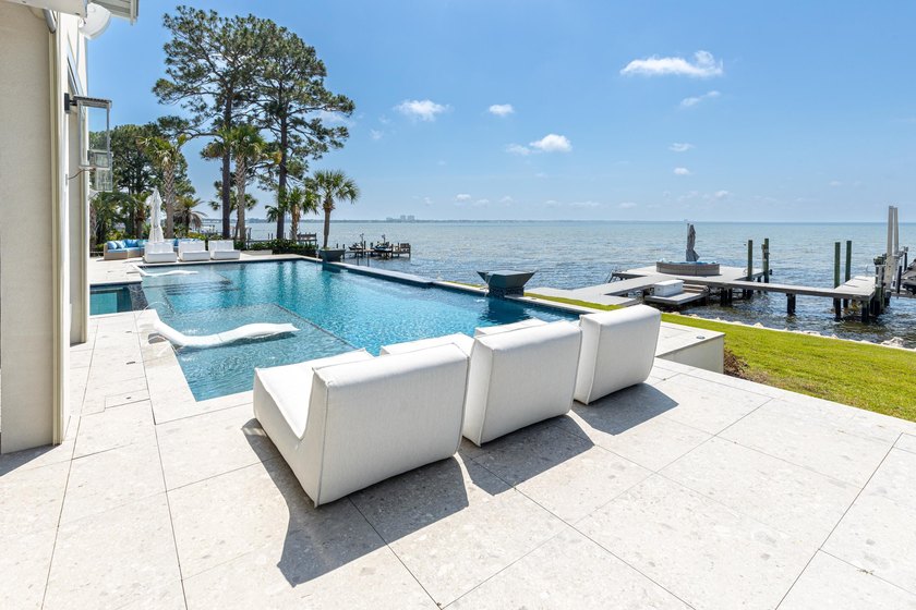 Rare Bayfront Opportunity. Constructed with concrete and just 3 - photo 36