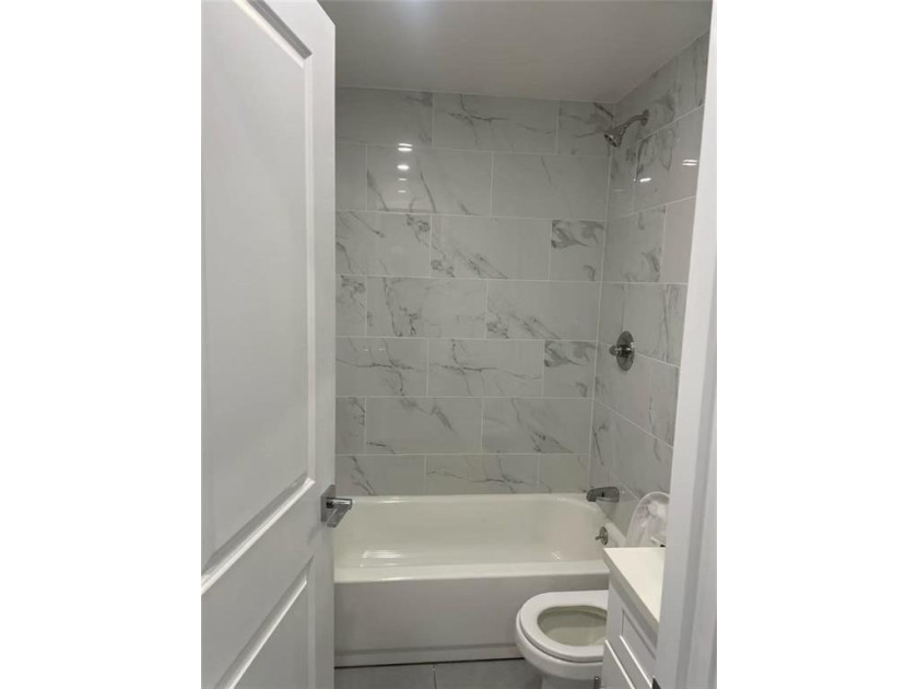 Beautiful 4th-floor duplex featuring 3 bedrooms and 2 bathrooms - photo 8