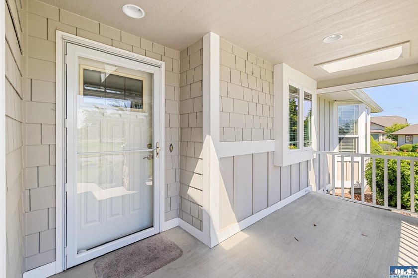 Welcome home to this beautifully maintained 3 bedroom, 2 bath - photo 3