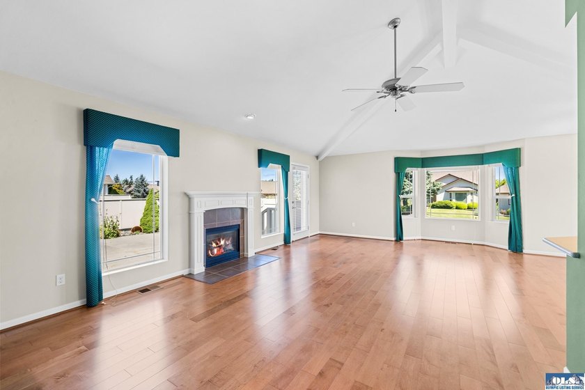 Welcome home to this beautifully maintained 3 bedroom, 2 bath - photo 8