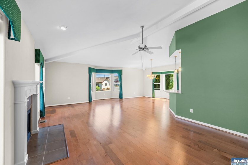 Welcome home to this beautifully maintained 3 bedroom, 2 bath - photo 9