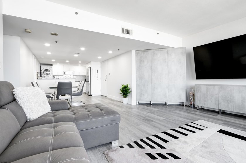 Beautifully renovated 2 bedroom, 2 bathroom residence in the - photo 12