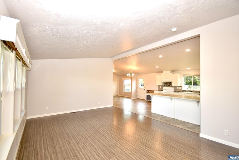 Beautiful &amp; bright home with extensive upgrades &amp; vaulted - photo 13