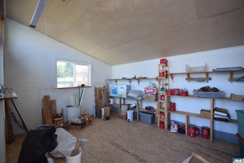 Beautiful &amp; bright home with extensive upgrades &amp; vaulted - photo 21