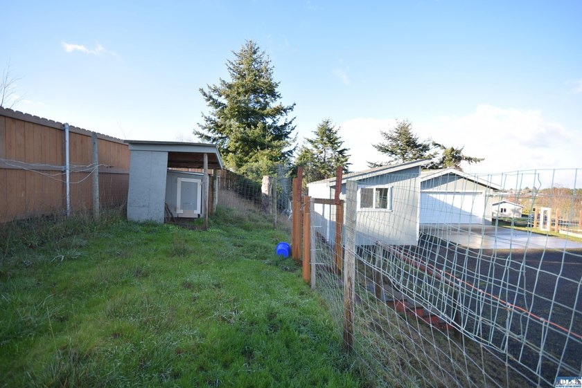 Beautiful &amp; bright home with extensive upgrades &amp; vaulted - photo 25