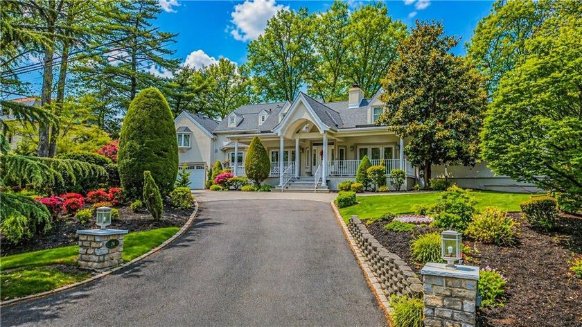 Welcome to 26 High Point Road, a stunning custom residence - photo 2