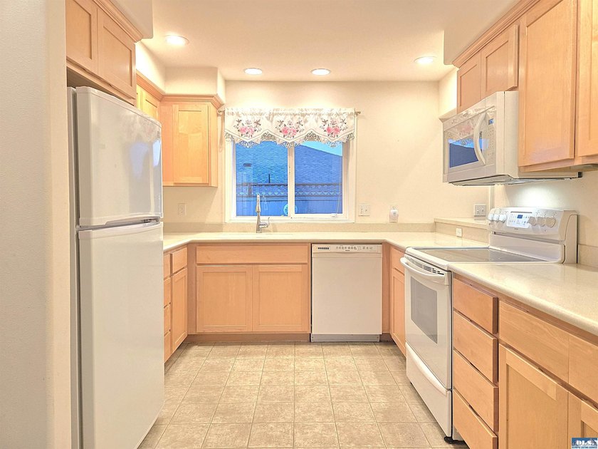 Excellent Option in 55+ East-Side Condo Mini-Plex. Discover - photo 4