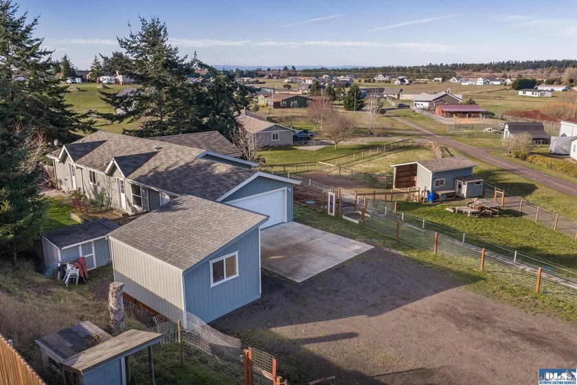 Beautiful &amp; bright home with extensive upgrades &amp; vaulted - photo 35