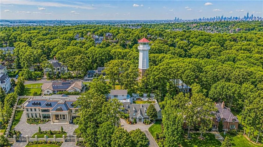 Welcome to 26 High Point Road, a stunning custom residence - photo 6