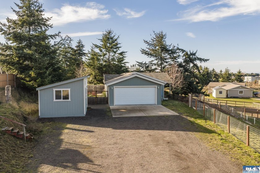 Beautiful &amp; bright home with extensive upgrades &amp; vaulted - photo 36