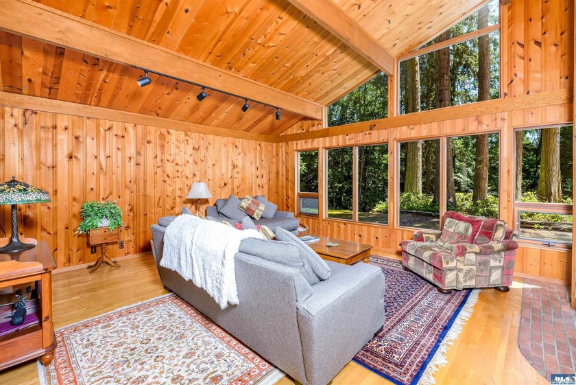 Tucked away on a private road in the desirable Deer Park area - photo 9