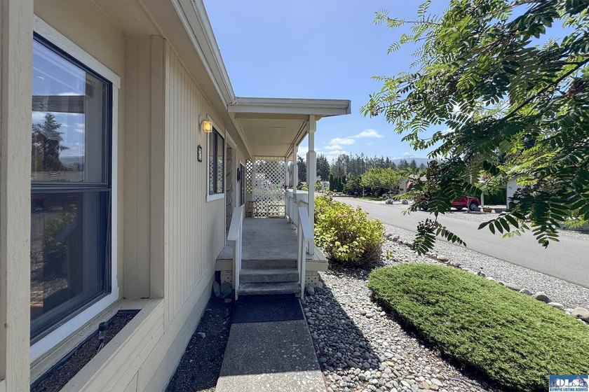 Outstanding, sunny location in Parkwood! This home is situated - photo 5
