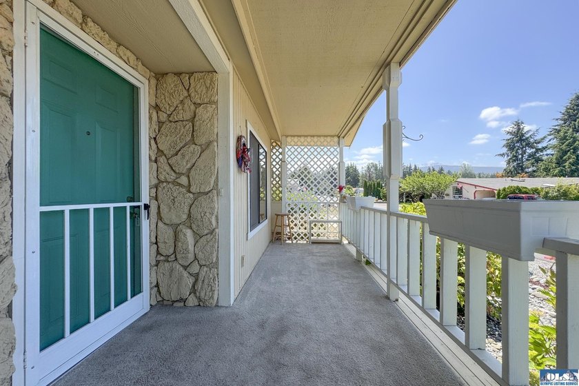 Outstanding, sunny location in Parkwood! This home is situated - photo 6