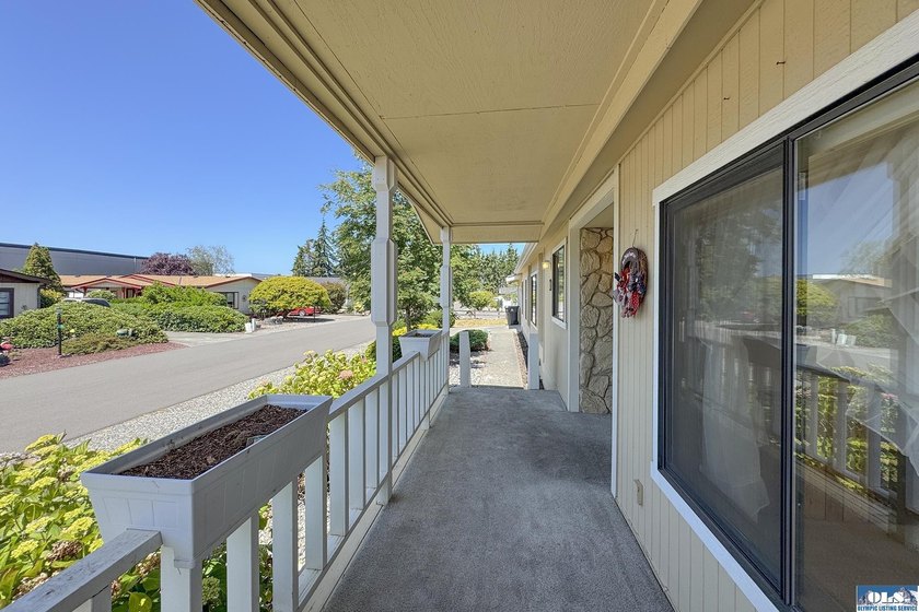 Outstanding, sunny location in Parkwood! This home is situated - photo 10