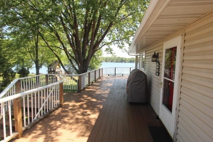 Welcome to Island Lake! This 3-bedroom, 2-bath home with 100 - photo 18