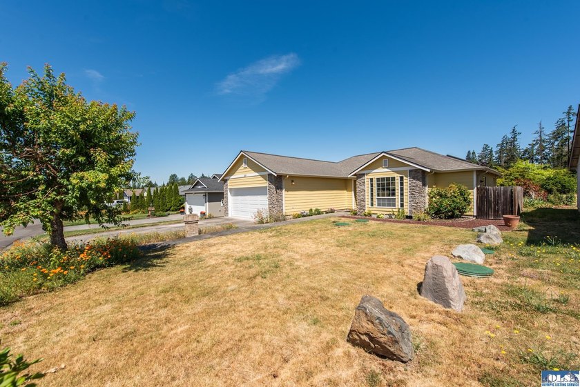 Beautiful one owner home in Sun Meadows located just east of - photo 4
