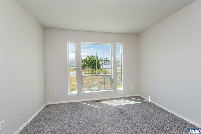 Beautiful one owner home in Sun Meadows located just east of - photo 7