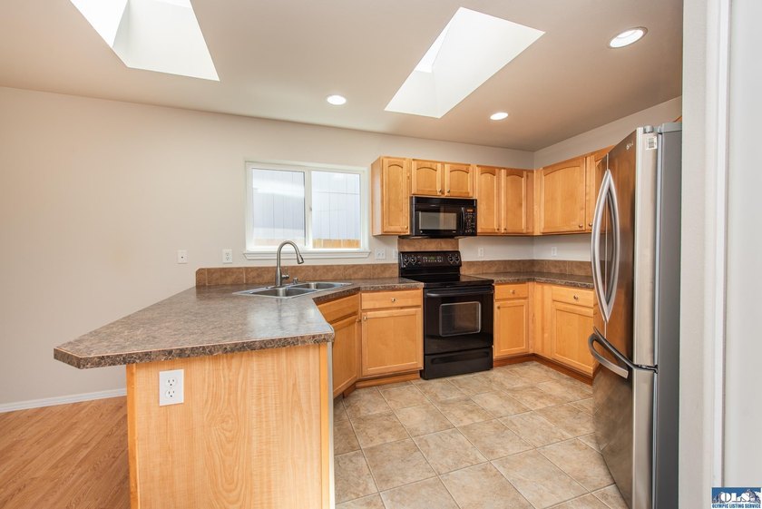 Beautiful one owner home in Sun Meadows located just east of - photo 9