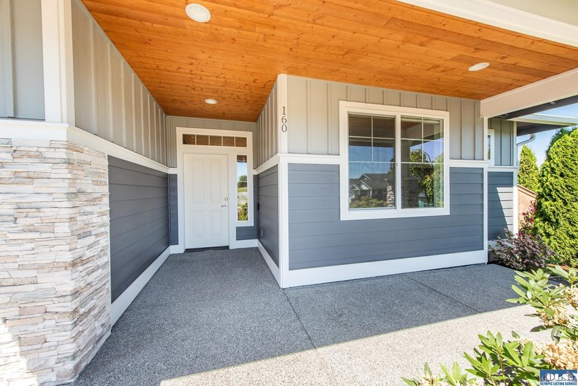 Enjoy easy living in this beautifully appointed 3 bedroom, 2 - photo 3