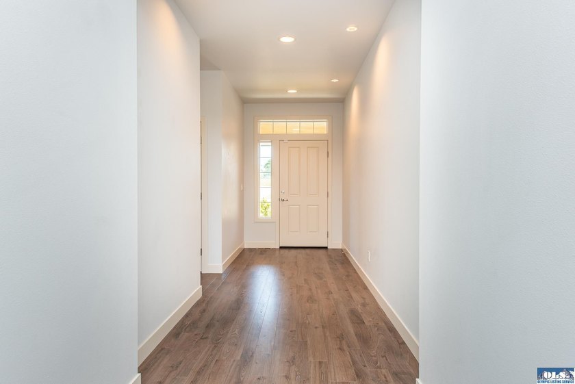 Enjoy easy living in this beautifully appointed 3 bedroom, 2 - photo 4