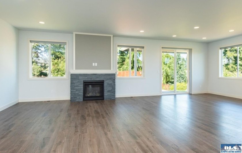 Enjoy easy living in this beautifully appointed 3 bedroom, 2 - photo 6