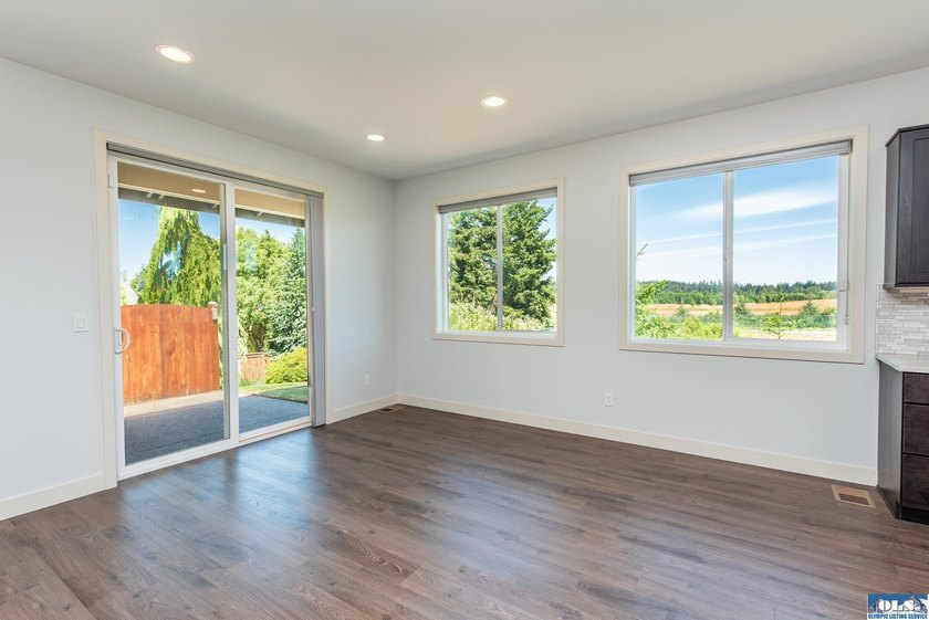 Enjoy easy living in this beautifully appointed 3 bedroom, 2 - photo 7