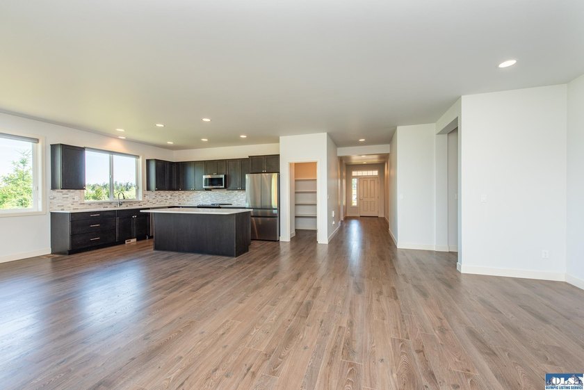 Enjoy easy living in this beautifully appointed 3 bedroom, 2 - photo 8