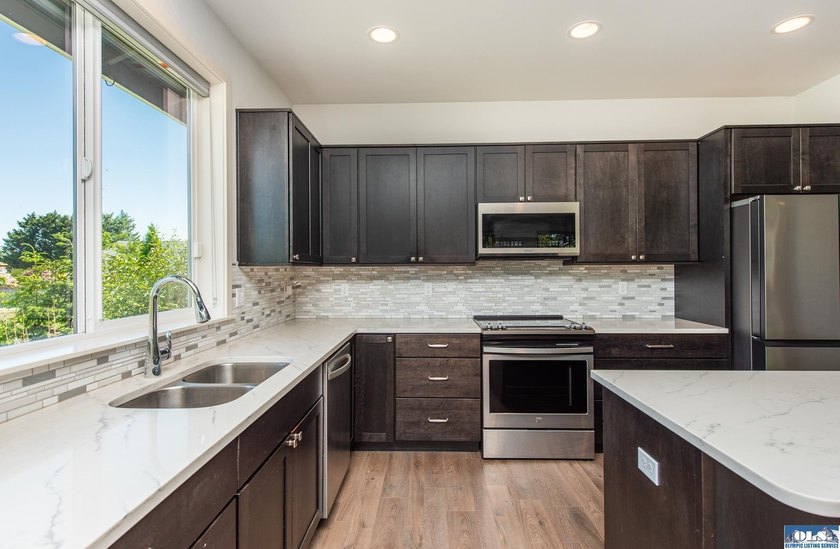 Enjoy easy living in this beautifully appointed 3 bedroom, 2 - photo 10