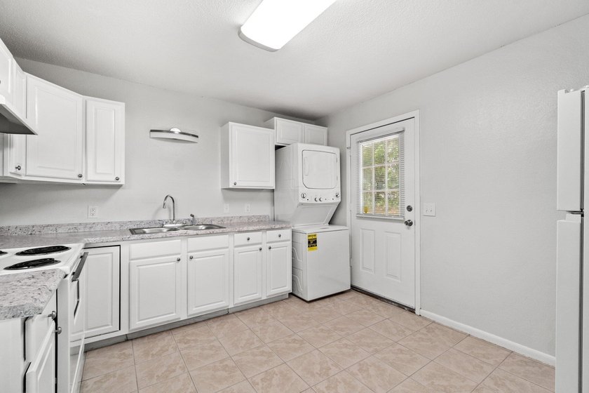 Apartment complex with 4 duplex units and 8 total rental units - photo 2