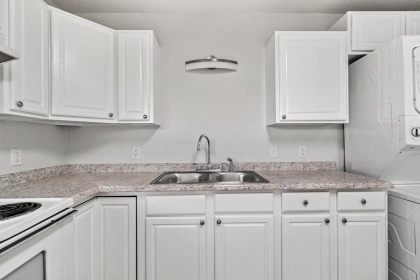 Apartment complex with 4 duplex units and 8 total rental units - photo 3
