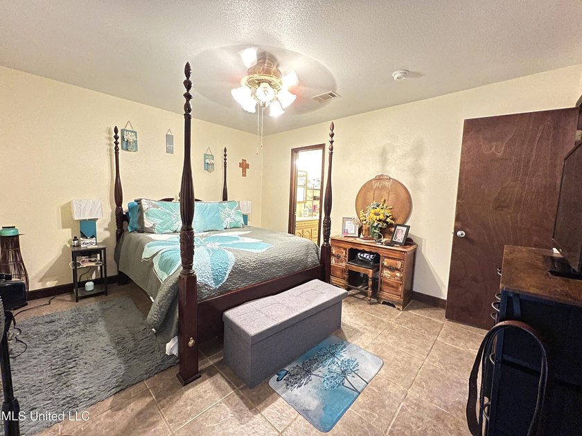 Your New Home Awaits! This charming 3-bedroom, 1.5-bath home - photo 7