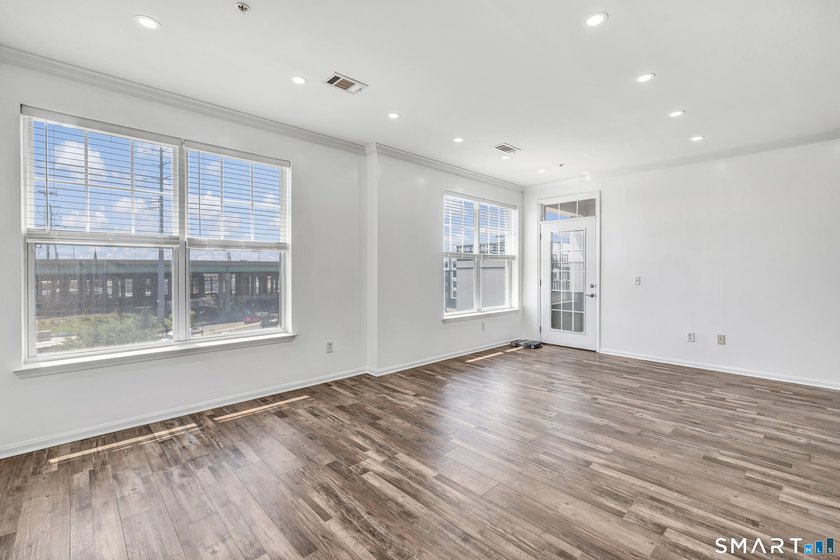 A rare 1,359 sq. ft. urban sanctuary! This luxury 3BR/2BA - photo 18