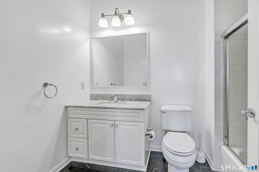 A rare 1,359 sq. ft. urban sanctuary! This luxury 3BR/2BA - photo 32