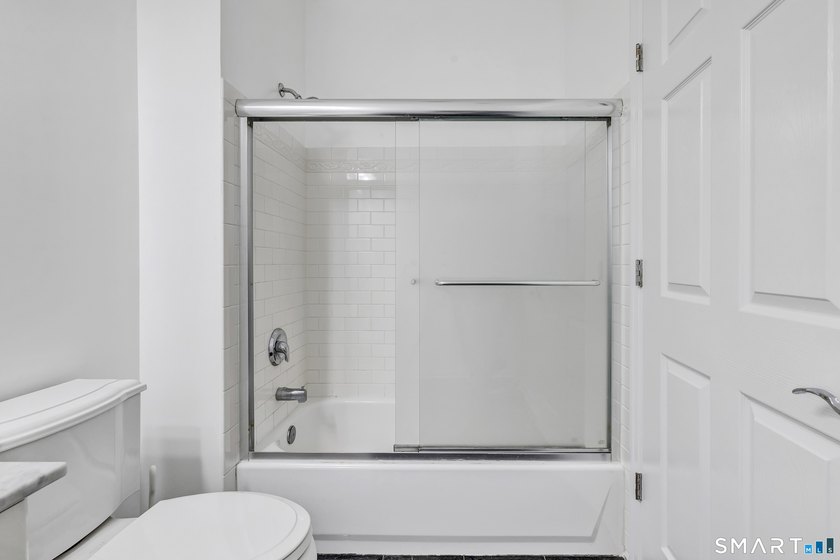 A rare 1,359 sq. ft. urban sanctuary! This luxury 3BR/2BA - photo 34