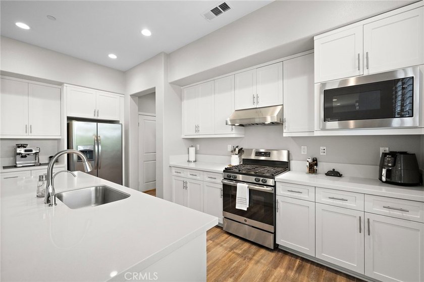 Welcome to 10 Promesa a bright and stunning town home with - photo 14