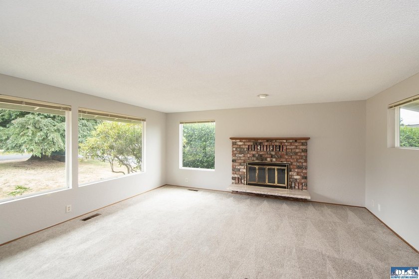 Move right into this beautifully remodeled 3 BR, 2 BA rambler - photo 3