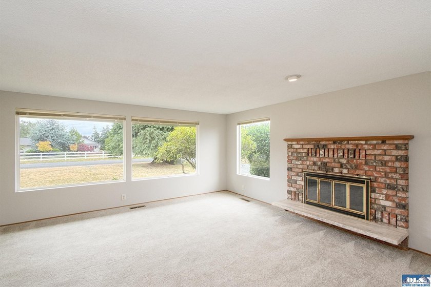 Move right into this beautifully remodeled 3 BR, 2 BA rambler - photo 4