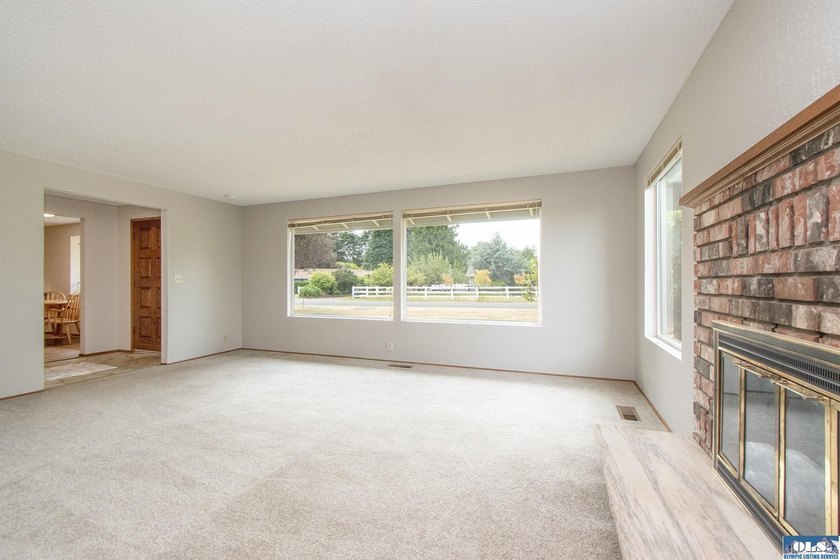 Move right into this beautifully remodeled 3 BR, 2 BA rambler - photo 5