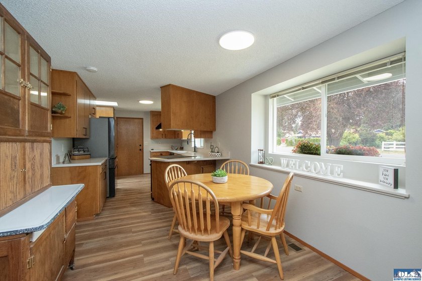 Move right into this beautifully remodeled 3 BR, 2 BA rambler - photo 8